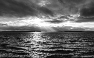 Güneş ışınları Washington 'daki Puget Sound' a doğru akıyor..