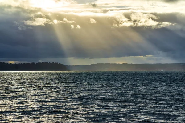 Güneş Işınları Washington Daki Puget Sound Doğru Akıyor — Stok fotoğraf