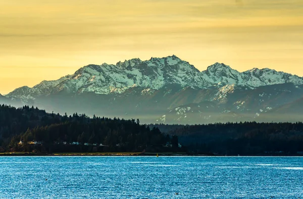 Pôr Sol Com Montanhas Olímpicas Através Puget Sound — Fotografia de Stock