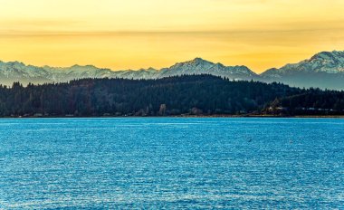 Puget Sound 'da Olimpiyat Dağları' yla gün batımı.