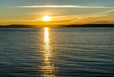 Puget Sound 'da Olimpiyat Dağları' yla gün batımı.
