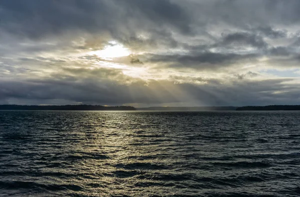 Güneş ışınları Washington 'daki Puget Sound' a doğru akıyor..