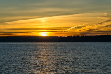 Washington 'da Puget Sound' da zengin renkli gün batımı.