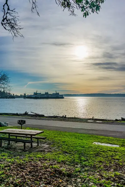 Die Sonne Steht Hinter Wolken Entlang Des Schuhs West Seattle — Stockfoto