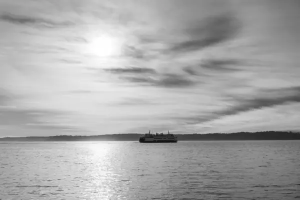 Uma Balsa Atravessa Puget Sound Sob Céu Wes Seatle Washington — Fotografia de Stock