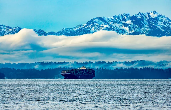Ein Schiff Überquerte Den Puget Sound Mit Dem Olumpic Mountain — Stockfoto