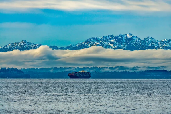 Ένα Πλοίο Διέσχισε Puget Sound Βουνό Olumpic Πίσω — Φωτογραφία Αρχείου