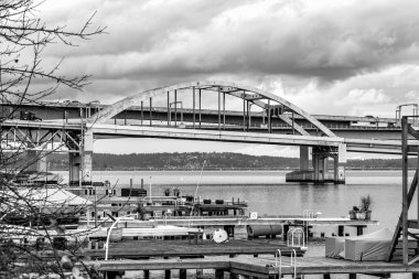 Seattle, Washington 'da bir köprü ve rıhtım.