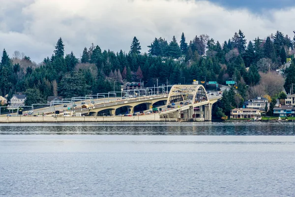 Bulutlar Seattle Daki Washington Gölü Üzerindeki Bir Köprünün Üzerinde Süzülüyor — Stok fotoğraf