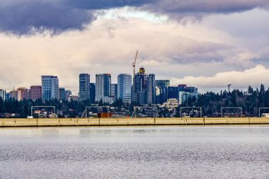 Bellevue manzarası, Washington gökyüzü bulutların altında bir köprü.