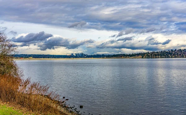 Bulutlar Seattle Daki Washington Gölü Üzerindeki Bir Köprünün Üzerinde Süzülüyor — Stok fotoğraf