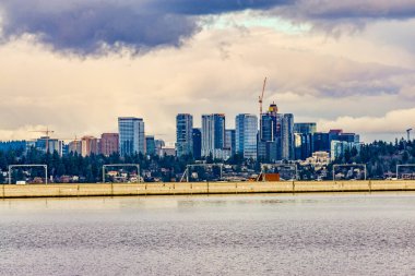 Bellevue manzarası, Washington gökyüzü bulutların altında bir köprü.