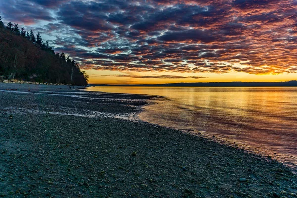 Sebuah Lapisan Awan Melayang Atas Puget Sound Saat Matahari Terbenam — Stok Foto