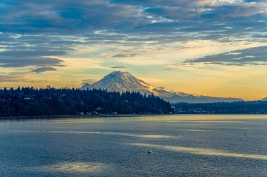 Gün batımında Burien, Washington 'dan Rainier Dağı manzarası.