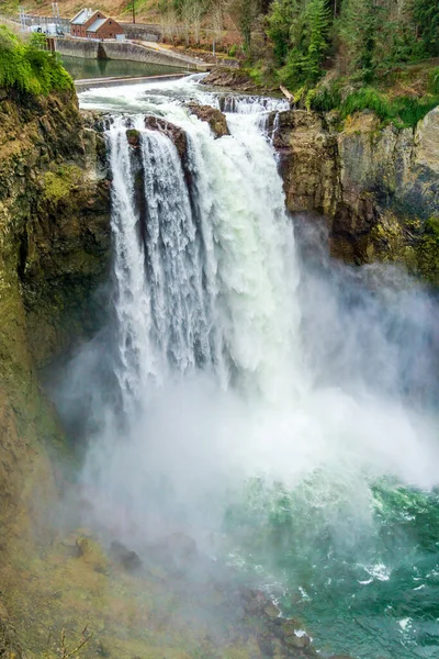 华盛顿州汹涌澎湃的雾蒙蒙的Snoqualmie瀑布 — 图库照片