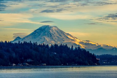 Gün batımında Burien, Washington 'dan Rainier Dağı manzarası.