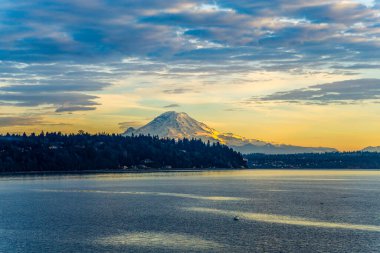 Gün batımında Burien, Washington 'dan Rainier Dağı manzarası.