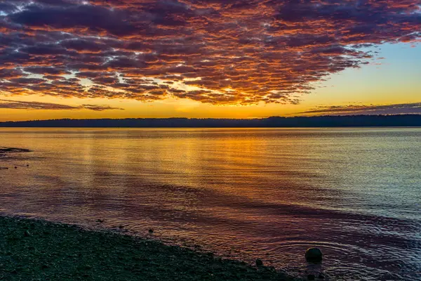 Een Laag Wolken Zweeft Boven Het Puget Sound Bij Zonsondergang — Stockfoto