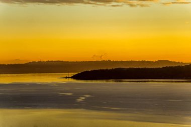 Washington 'da bulutlar ve Puget Sound günbatımı.