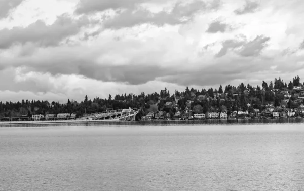 Chmury Unoszą Się Nad Mostem Nad Jeziorem Waszyngton Seattle — Zdjęcie stockowe