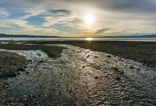 Zon Schijnt Van Achter Wolken Met Drijfhout Voorgrond — Stockfoto