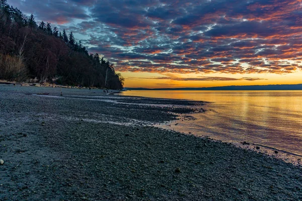 Sebuah Lapisan Awan Melayang Atas Puget Sound Saat Matahari Terbenam — Stok Foto