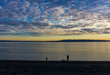 Gün batımında Puget Sound 'da balık tutmak.