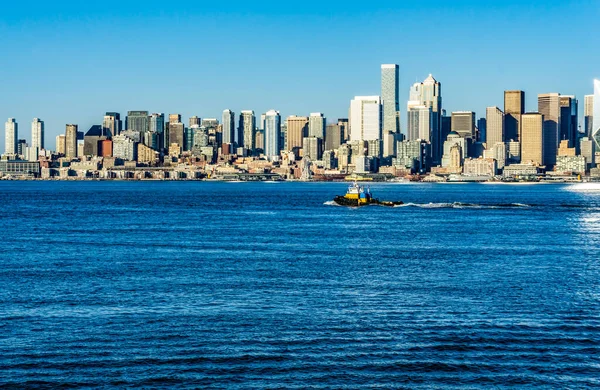 Ein Schlepper Fährt Über Den Hafen Von Seattle Mit Der — Stockfoto