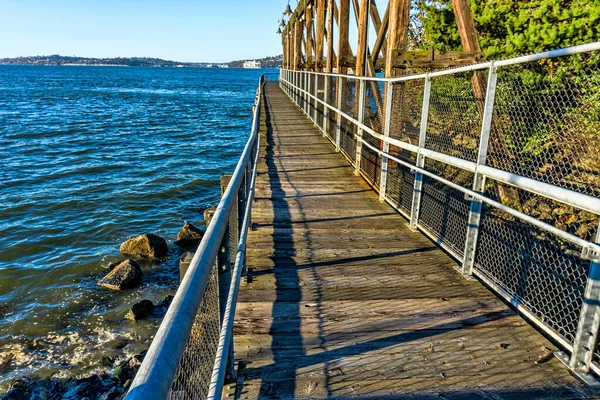ワシントン州西シアトルのジャック ブロック公園の木製の桟橋 — ストック写真