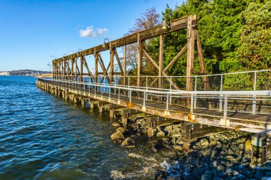 Batı Seattle, Washington 'daki Jack Block Park' ta ahşap bir iskele..