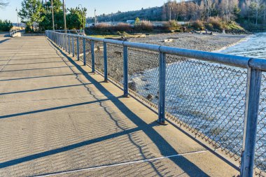 Batı Seattle, Washington 'daki Jack Block Park' ta bir çit ve yürüyüş yolu..