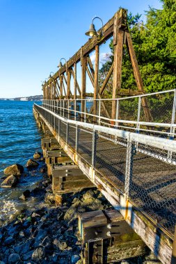 Batı Seattle, Washington 'daki Jack Block Park' ta ahşap bir iskele..