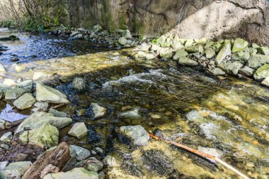 Washington 'daki Des Moines Deresi altından ve üstünden akıyor..