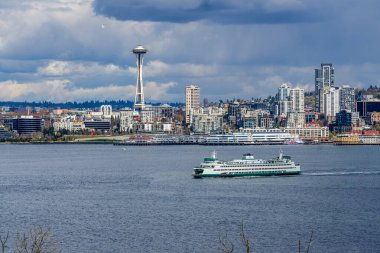Seattle manzarası, üzerinde feribot ve bulutlar olan bir gökyüzü..
