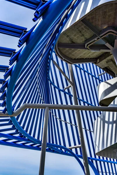 Washington 'da bir tren istasyonunda mimarinin çizgileri ve gölgeleri.