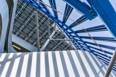 Washington 'da bir tren istasyonunda mimarinin çizgileri ve gölgeleri.