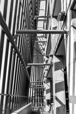 Washington 'da bir tren istasyonunda mimarinin çizgileri ve gölgeleri.