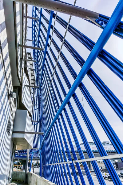 Washington 'da bir tren istasyonunda mimarinin çizgileri ve gölgeleri.