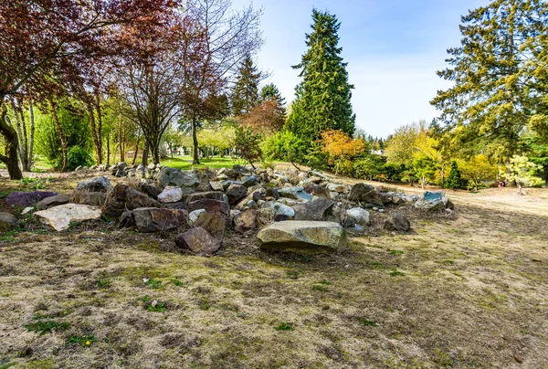 Seatac, Washington 'da bir bahçede bir yığın kaya..