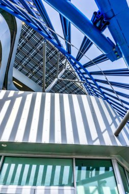 Washington 'da bir tren istasyonunda mimarinin çizgileri ve gölgeleri.