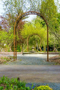 Seatac, Washington 'da bir bahçede kemerler.