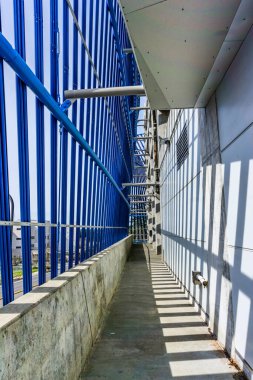 Washington 'da bir tren istasyonunda mimarinin çizgileri ve gölgeleri.