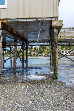Washington, Redondo Sahili 'ndeki iskeleden taşkın su akıyor..