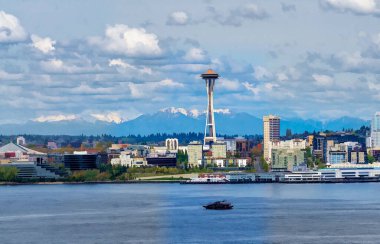 Cascade Dağı Washington 'daki Seattle siluetinin arkasında görülebilir. Fotoğraf çizimi.