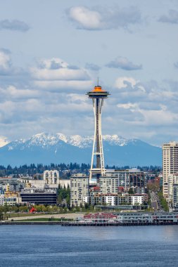 Cascade Dağı Washington 'daki Seattle siluetinin arkasında görülebilir..