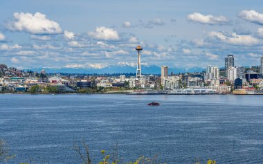 Cascade Dağı Washington 'daki Seattle siluetinin arkasında görülebilir..