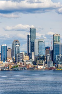 Seattle ufuk çizgisi ve rıhtım.