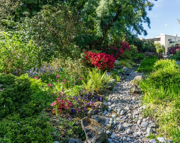 Seatac, Washington 'da manzaralı bir bahçe manzarası.