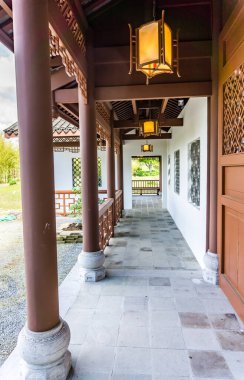 Güney Seattle, Washington 'da bir Çin bahçesindeki bir binanın koridoru..