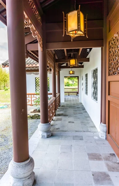 Güney Seattle, Washington 'da bir Çin bahçesindeki bir binanın koridoru..